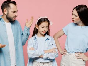 ما هي السلوكيات السلبية التي يتعلمها الأطفال من والديهم؟
