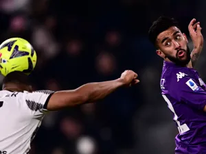 Juventus' Brazilian defender Bremer (L) and Fiorentina's Argentinian forward Nicolas Gonzalez go for a header during the Italian Serie A football match between Juventus and Fiorentina on February 12, 2023 at the Juventus stadium in Turin. (Photo by Marco BERTORELLO / AFP)