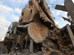 مبنى مدمر في مدينة رفح جراء القصف الاسرائيلي