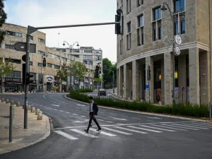 رجل يهودي يعبر شارعا خاليا من المارة في القدس بعد الهجوم الإيراني