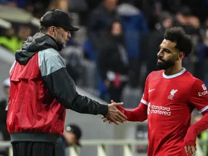 Liverpool's German head coach Jurgen Kloppduring (L) acknowledges Liverpool's Egyptian forward #11 Mohamed Salah as he leaves the pitch during the UEFA Europa League quarter-final second leg football match between Atalanta BC and Liverpool FC at the Atleti Azzurri d'Italia Stadium in Bergamo, on April 18, 2024. (Photo by Isabella BONOTTO / AFP)