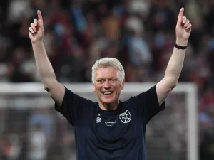 West Ham United's Scottish manager David Moyes celebrates the 1-2 after the UEFA Europa Conference League 2022/23 final match between ACF Fiorentina and West Ham United FC in Prague, Czech Republic on June 7, 2023. (Photo by MICHAL CIZEK / AFP)