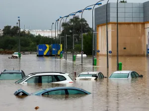 وصل عدد الوفيات إلى 19 شخصا على الأقل، بما في ذلك طلاب مدارس بسبب منخفض المطير
