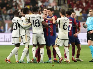 Spanish match referee Juan Martinez Munuera approaches as Barcelona's Polish forward #09 Robert Lewandowski and French defender #23 Jules Kounde argue with Real Madrid's French midfielder #12 Eduardo Camavinga and French defender #18 Aurelien Tchouameni during the Spanish Super Cup final football match between Real Madrid and Barcelona at the Al-Awwal Park Stadium in Riyadh, on January 14, 2024. (Photo by Giuseppe CACACE / AFP)