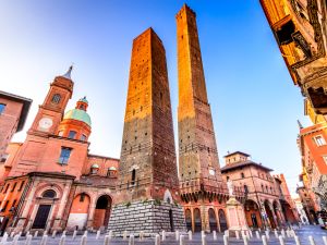 Shutterstock  Torre Garisenda