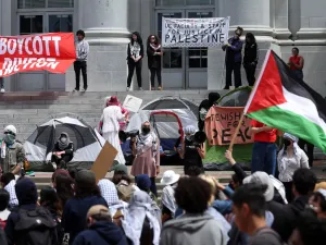 مظاهرة مؤيدة للفلسطينيين أمام قاعة سبرول في حرم جامعة كاليفورنيا في بيركلي