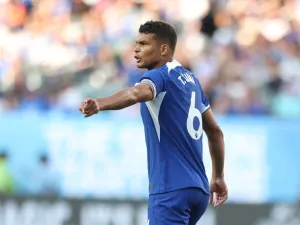 Thiago Silva #6 of Chelsea directs his team during the first half of the pre season friendly match against the Brighton & Hove Albion at Lincoln Financial Field on July 22, 2023 in Philadelphia, Pennsylvania. Tim Nwachukwu/Getty Images/AFP (Photo by Tim Nwachukwu / GETTY IMAGES NORTH AMERICA / Getty Images via AFP)