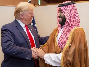 الرئيس الأمريكي السابق دونالد ترامب يصافح ولي العهد السعودي الأمير محمد بن سلمان