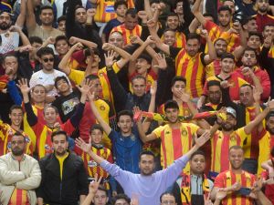 مشجعو الترجي (Photo by Fethi Belaid / AFP)