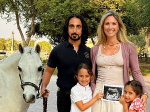  الشيخ راشد بن أحمد آل مكتوم مع عائلته