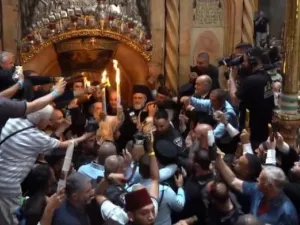 النار المقدسة، كما يصفها المسيحيون الأرثوذكس على أنها معجزة تحدث كل عام في كنيسة القيامة بالقدس