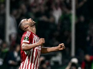 الكعبي يمنح أولمبياكوس لقبه الأوروبي الأول (Photo by Angelos Tzortzinis / AFP)