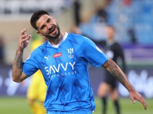 ميتروفيتش يقود الهلال لاقتناص اللقب (Photo by Fayez NURELDINE / AFP)