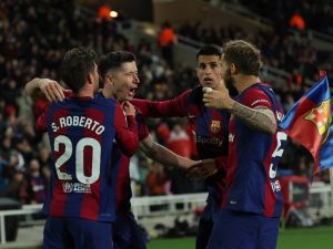 برشلونة مطالب بتحقيق نتيجة إيجابية أمام جيرونا (Photo by LLUIS GENE / AFP)