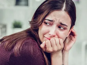 تفسير الضحك والبكاء في نفس الوقت للعزباء وللمتزوجة وللمطلقة