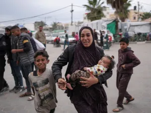 فلسطينية تهرع للمشفى بحثا عن ذويها