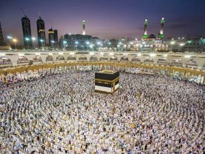 ما هو حكم السفر إلى السعودية وأداء مناسك الحج بعقد عمل
