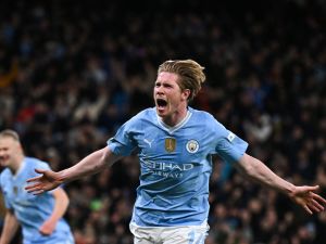 دي بروين يقود مانشستر سيتي أمام فولهام (Photo by Paul ELLIS / AFP)