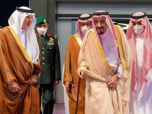 نقل خادم الحرمين الشريفين إلى مستشفى في جدة