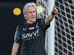 هل يجدد خيسوس عقده مع الهلال