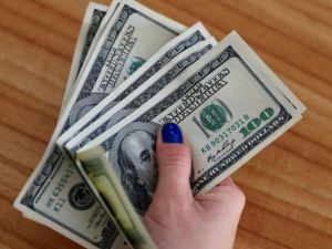 خبير اقتصادي يعلق على إمكانية انخفاض الدولار إلى أقل من 40 جنيهًا مستقبلًا