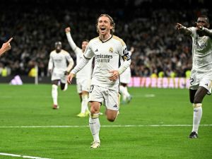 شاهد فيديو جماهير ريال مدريد وهي تهتف وتطالب ببقاء لوكا مودريتش