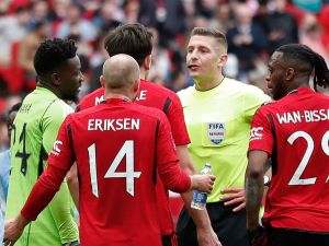 السبب الرئيسي لارتداء الحكم كاميرا في مباراة مانشستر يونايتد اليوم