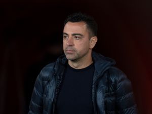 رد تشافي على خبر طرده وإقالته من تدريب برشلونة
