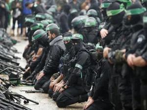 صورة تعبيرية تظهر محموعة من مجاهدي كتائب الشهيد عز الدين القسام