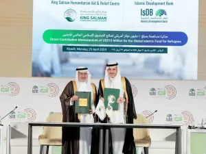 البنك الإسلامي للتنمية ومركز الملك سلمان للإغاثة والأعمال الإنسانية يوقعان مذكرة مساهمة لدعم اللّاجئين في جميع أنحاء العالم 
