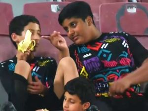 لقطة طريفة في مدرجات استاد عبدالله بن خليفة 