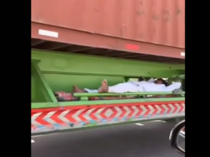 باكستاني ينام أسفل شاحنة مسرعة في السعودية 