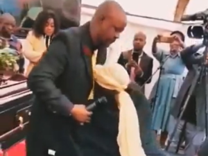 رجل يتقدم لخطبة أرملة أثناء جنازة زوجها