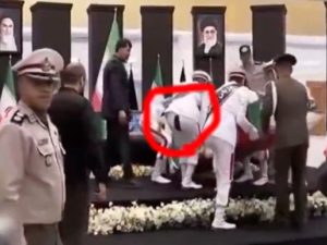 جندي إيراني بسرواله الممزق 