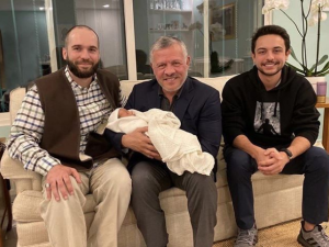 الملك عبدالله يتوسط شقيقه الأمير هاشم وابنه الأمير الحسين الملك عبدالله يتوسط شقيقه الأمير هاشم وابنه الأمير الحسين