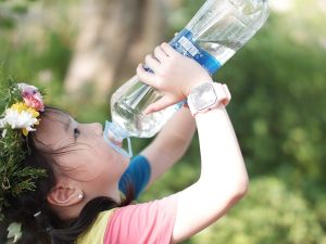 طبيب البوابة: الجفاف عند الأطفال أثناء موجات الحر