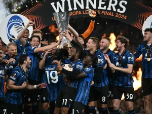 Atalanta's players celebrate with the trophy after the UEFA Europa League final football match between Atalanta and Bayer Leverkusen at the Dublin Arena stadium, in Dublin, on May 22, 2024. Atalanta won the game 3-0. (Photo by Paul ELLIS / AFP)