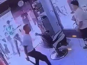 بلطجي يهاجم أشخاصا في أحد محال الحلاقة بمحافظة الاسماعيلية