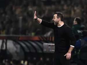 Brighton's Italian head coach Roberto De Zerbi reacts during the UEFA Europa League Group B football match between AEK Athens FC and Brighton and Hove Albion FC at the Agia Sophia Stadium in Athens on November 30, 2023. (Photo by Angelos TZORTZINIS / AFP)