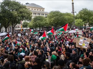 رُفعت الأعلام الفلسطينية، بينما ارتدى المشاركون الكوفية الفلسطينية