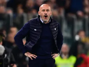 Fiorentina's Italian coach Vincenzo Italiano reacts during the Italian Serie A football match between Juventus and Fiorentina, at The Allianz Stadium, in Turin on April 7, 2024. (Photo by Marco BERTORELLO / AFP)