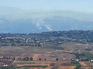الدخان يتصاعد من موقع غارة جوية إسرائيلية في جنوب لبنان