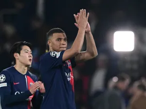 Paris Saint-Germain's French forward #07 Kylian Mbappe (R) applauds the fans at the end of the UEFA Champions League semi-final second leg football match between Paris Saint-Germain (PSG) and Borussia Dortmund, at the Parc des Princes stadium in Paris on May 7, 2024. (Photo by MIGUEL MEDINA / AFP)