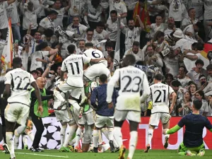 Real Madrid players celebrate their second goal scored by Real Madrid's Spanish forward #14 Joselu during the UEFA Champions League semi final second leg football match between Real Madrid CF and FC Bayern Munich at the Santiago Bernabeu stadium in Madrid on May 8, 2024. (Photo by JAVIER SORIANO / AFP)