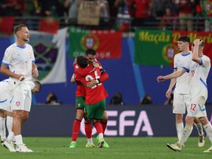 البرتغال تتفوق على التشيك بصعوبة (Photo by Adrian DENNIS / AFP)