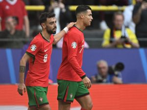 كريستيانو رونالدو يصنع الهدف الثامن في تاريخ مشاركاته ببطولات اليورو (Photo by PATRICIA DE MELO MOREIRA / AFP)
