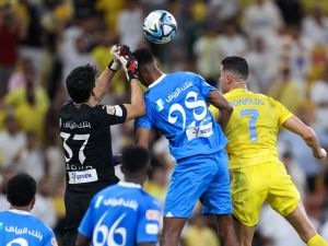 الهلال يواصل الهيمنة على النصر هذا الموسم (Photo by AFP) 
