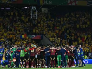 لاعبو بلجيكا يحتفلون بفوزهم المهم على رومانيا (Photo by JAVIER SORIANO / AFP)