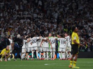 ريال مدريد يتوج بلقب دوري الأبطال للمرة الـ 15 في تاريخه (Photo by Adrian DENNIS / AFP)