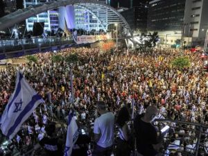 آلاف متظاهرين